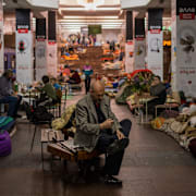 Människor tar skydd i tunnelbanan. Arkivbild. 