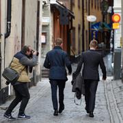 Gustav Kasselstrand och William Hahne lämnar SD:s partistyrelses möte i Stockholm 2015. Båda två uteslöts senare ur SDU.