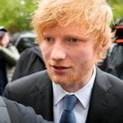 Ed Sheeran på väg in i domstolen tidigare i dag.