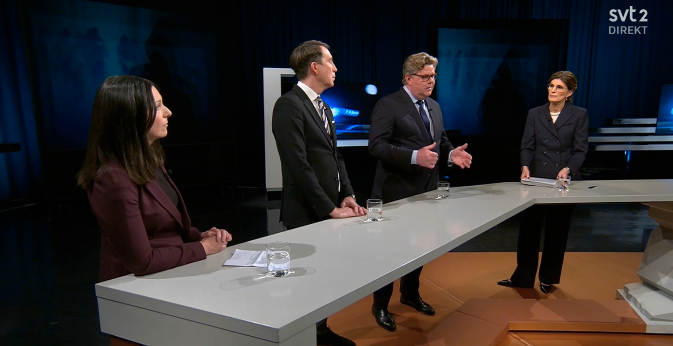 Teresa Carvalho, Richard Jomshof och Gunnar Strömmer i SVT:s studio. 