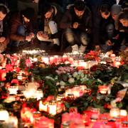 Arkivbild från onsdagen. Människor lägger blommor vid attentatsplatsen i Berlin.