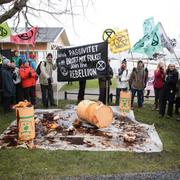 Lysekil, 10 mars. Demonstranter från Extinction Rebellion protesterar mot raffinaderiet utbyggnad.