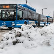 Fullt med snö i Stockholm och en del SL-bussar har svårt att ta sig fram