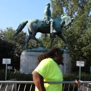 Stängsel placeras ut kring statyn av Robert E. Lee i Charlottesville inför årsdagen av förra årets demonstrationer. 