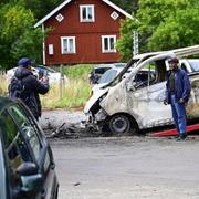 En brunnen bil på väg att bogseras bort vid den eritreanska festivalen på Järvafältet dagen efter oroligheterna förra året. 