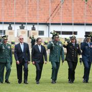 Gustavo Petro och försvarsminister Ivan Velazquez under en polisceremoni i Bogota.