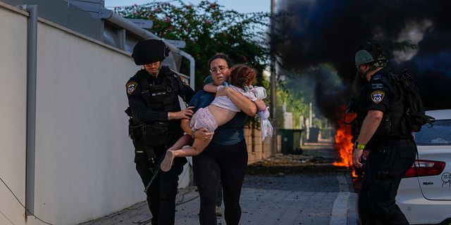Israelisk polis evakuerar boende i Ashkelon.  Tsafrir Abayov / AP