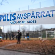 Polis på plats vid en fotbollsplan i Vårby Gård efter att en man hittats skjuten den 23 mars.