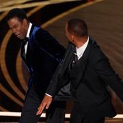 Will Smith slår Chris Rock under Oscarsgalan 2022.