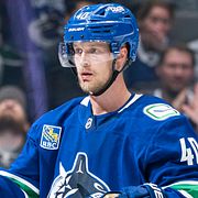Elias Pettersson jublar efter sitt mål mot Edmonton Oilers. I bakgrunden syns storstjärnan Connor McDavid.