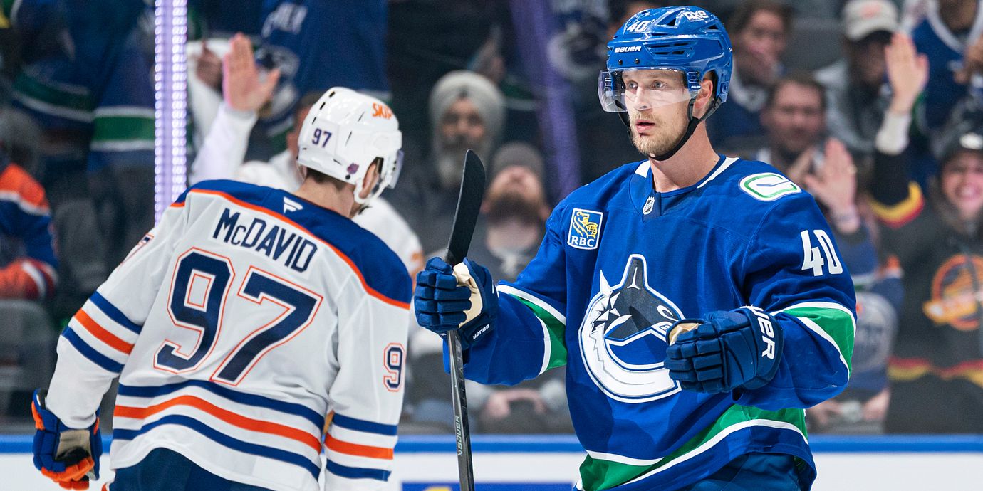 Elias Pettersson jublar efter sitt mål mot Edmonton Oilers. I bakgrunden syns storstjärnan Connor McDavid.