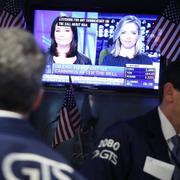 Arkivbild: Traders work on the floor of the New York Stock Exchange (NYSE) on November 1, 2016.