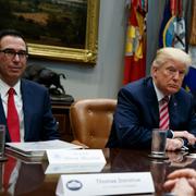 Arkivbild: USA:s finansminister Steven Mnuchin, president Donald Trump och Karen Kerrigan, vd för Small Business & Entrepreneurship Council i Vita huset, Washington.