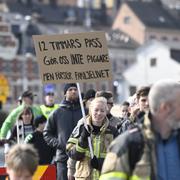 Brandmän som protesterade mot dygnsvilan i våras.