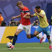 Alexander Soerloth i duell mot Doglas Santos.