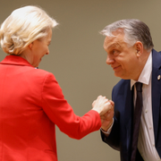 EU-kommissionens ordförande Ursula von der Leyen och Ungerns premiärminister Viktor Orbán och en vapenfabrik i Ukraina. 