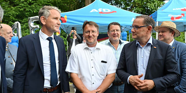 AFD-medlemmar, Robert Sesselmann i mitten. Martin Schutt / AP