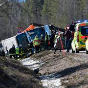 Räddningstjänst och ambulans på platsen där den allvarlig bussolyckan inträffade på E45 mellan Sveg och Fågelsjö i Härjedalen i fjol.