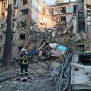Räddningstjänst arbetar efter en rysk attack mot Kyiv.