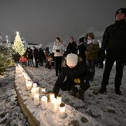 Ljuständning vid en minnesstund på Stora Torg i Eslöv i december. 