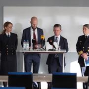 Kustbevakningen, regeringen och Marinen vid pressträffen.