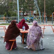 Tre kvinnor på lekplatsen efter skjutningen. Flera familjer befann sig på platsen och blev vittnen till när en kvinna och ett barn sköts.