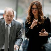 Harvey Weinstein med advokaten Donna Rotunno på väg till rätten, arkivbild.