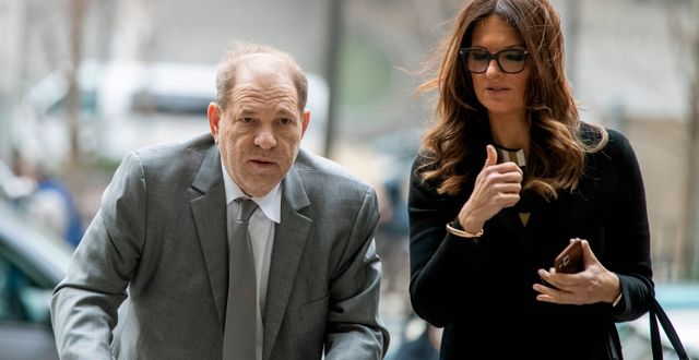 Harvey Weinstein med advokaten Donna Rotunno på väg till rätten, arkivbild. Mary Altaffer / TT NYHETSBYRÅN
