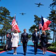 President Joe Biden med Jill Biden, Frankrikes president Emmanuel Macron och frun Brigitte Macron i Normandie i dag.