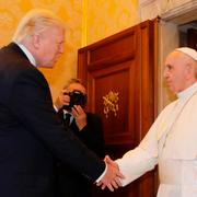 Påve Franciskus (till höger) skakar hand med USA:s president Donald Trump.