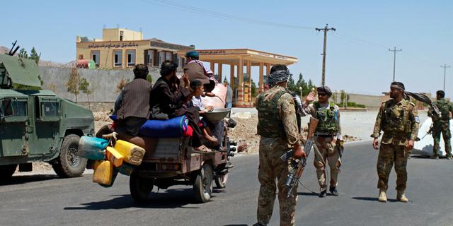 Afghaner flyr talibanernas offensiv i utkanterna av Herat. Hamed Sarfarazi / TT NYHETSBYRÅN