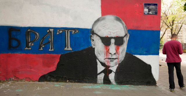 En bild på Putin i serbiska Belgrad. Darko Vojinovic / AP