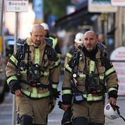 Två brandmän på Södermalm i Stockholm.