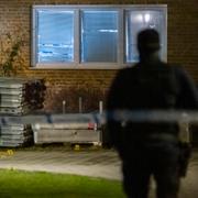 Polis på plats efter att en lägenhet blivit beskjuten på Söderkulla i Malmö i förra veckan.