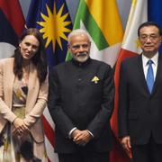 Kambodjas premiärminister Hun Sen, Nya Zealands premiärminister Jacinda Ardern, Indiens premiärminister Narendra Modi, Kinas premiärminister Li Keqiang och Singapores premiärminister Lee Hsien Loong.