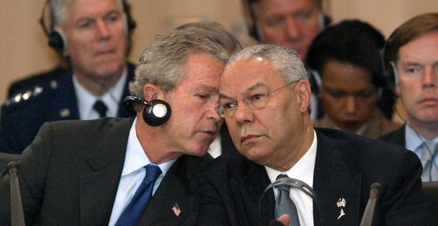 George W Bush och Colin Powell. CHARLES DHARAPAK / TT NYHETSBYRÅN
