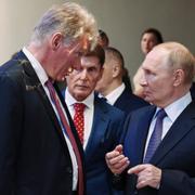 Dmitrij Peskov och Vladimir Putin. Arkivbild.