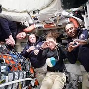 Besättningen ombord på rymdfarkosten.