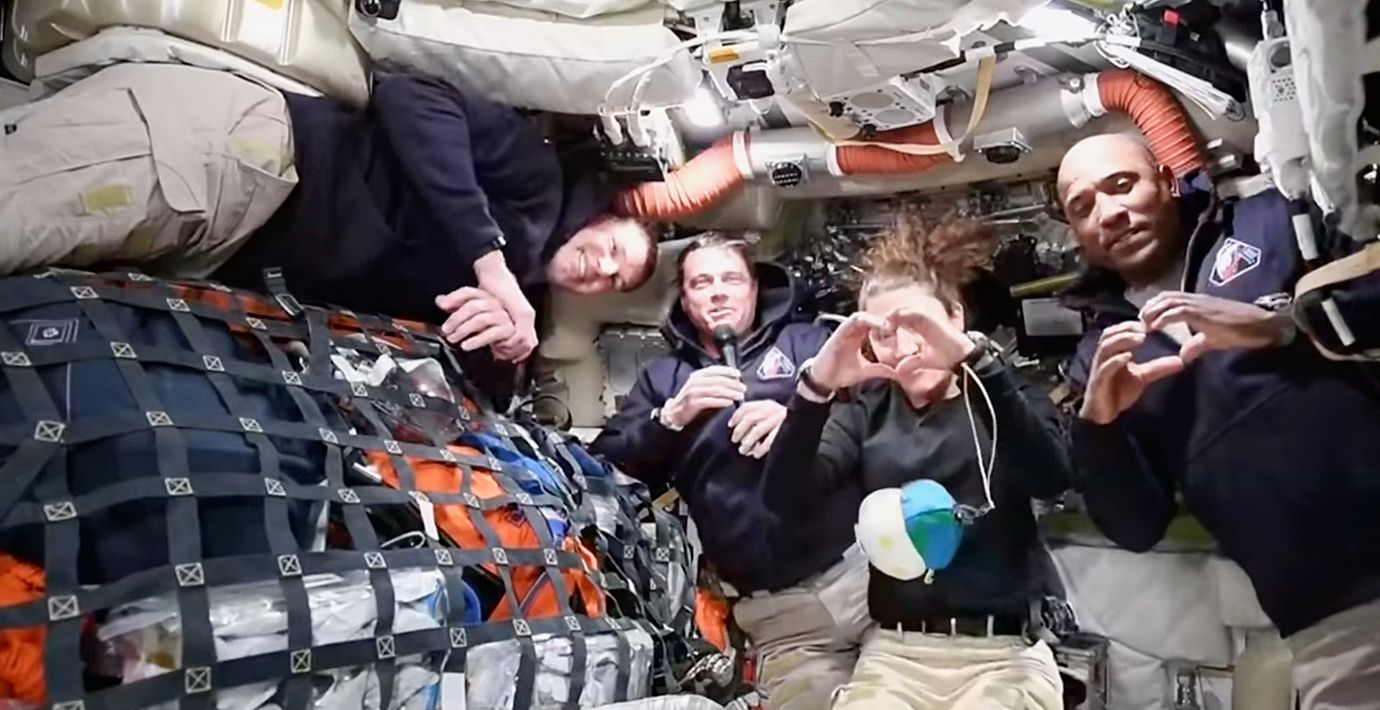 Besättningen ombord på rymdfarkosten.