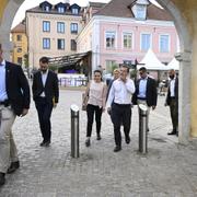 Statsminister Ulf Kristersson (M) promenerar genom Visby på väg till intervju med SVT. 