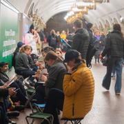 Personer tar skydd i en tunnelbanestation i Kyiv när flyglarm går. April 2025. 