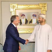 De amerikanska förhandlarna Steve Witkof och Jared Kushner hälsar på Omans utrikesminister.