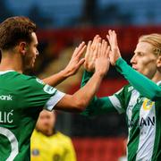 Hammarby-spelarna firar. 