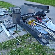Busskuren är totalt demolerad. 