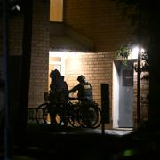 Polisens bombtekniker är på plats efter ett larm om ett misstänkt farligt föremål i stadsdelen Abrahamsberg i Stockholm på tisdagskvällen. 