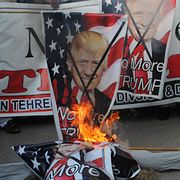 Demonstranter bränner bilder av Donald Trump i Pakistan den 2 januari. 