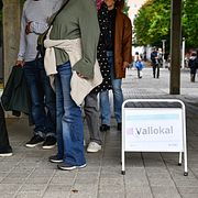 Människor anländer för att rösta i vallokalen i Eriksdalshallen på valdagen.