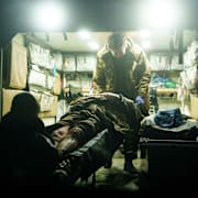 En skadad ukrainsk soldat lyfts in i en ambulans i Donetsk för exakt ett år sedan.