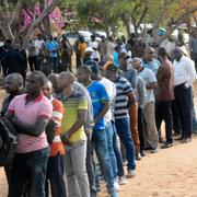 Kö till vallokal i Dodoma, 28 oktober. 