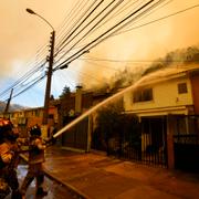 Brandmän kämpar mot lågorna i Vina del Mar